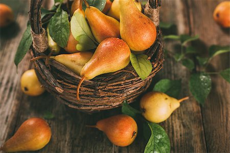 simsearch:400-07249854,k - Healthy organic pears in the basket on a wooden background, top view. Stockbilder - Microstock & Abonnement, Bildnummer: 400-09064252