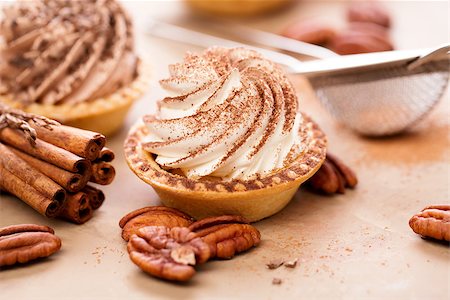 simsearch:400-04178778,k - Sweet tartlets with cream, homemade. Food background. Foto de stock - Super Valor sin royalties y Suscripción, Código: 400-09064354