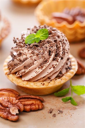 simsearch:400-08432236,k - Delicious mini tarts with whipped cream and pecans. Close up. Fotografie stock - Microstock e Abbonamento, Codice: 400-09064355