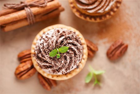 simsearch:400-08432236,k - Delicious mini tarts with chocolate cream, top view. Fotografie stock - Microstock e Abbonamento, Codice: 400-09064356