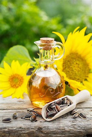 simsearch:400-04714958,k - Organic sunflower oil in a small glass jar. Close-up Foto de stock - Super Valor sin royalties y Suscripción, Código: 400-09066352