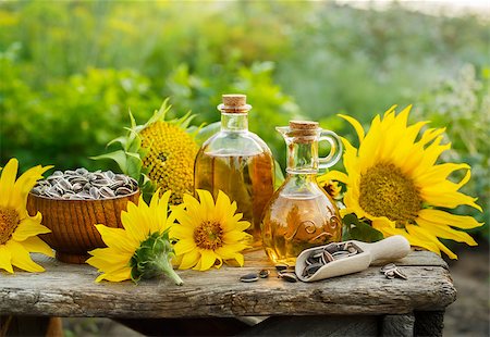 simsearch:400-04714958,k - Natural Homemade sunflower oil with flowers and seeds on old table. Outdoors Foto de stock - Super Valor sin royalties y Suscripción, Código: 400-09066353