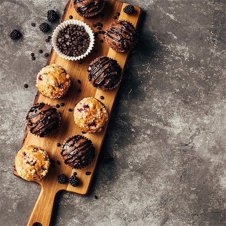 Different homemade muffins with chocolate and berries, top view. Copy-space. Fotografie stock - Microstock e Abbonamento, Codice: 400-09067224