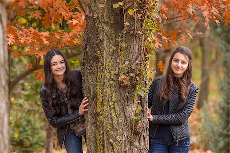 Two laughing girl outdoors in autumn park Foto de stock - Super Valor sin royalties y Suscripción, Código: 400-09067687