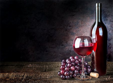 simsearch:400-05383095,k - Glass of red wine with grapes and bottle on a wooden table Stockbilder - Microstock & Abonnement, Bildnummer: 400-09067680