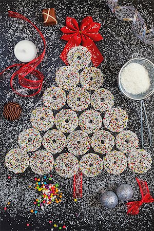 Colored chocolate rings with Christmas decoration on black stone table Foto de stock - Super Valor sin royalties y Suscripción, Código: 400-09068512