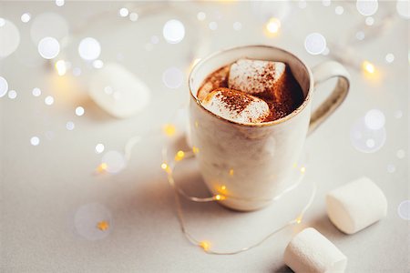 simsearch:400-08338397,k - Hot chocolate with marshmallows on a christmas lights background. Vintage toning. Photographie de stock - Aubaine LD & Abonnement, Code: 400-09069119