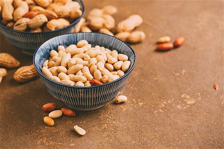 simsearch:400-04136218,k - Peanuts in bowls wiht copy space. Toned image Stockbilder - Microstock & Abonnement, Bildnummer: 400-09069625