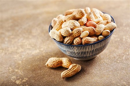 simsearch:400-04136218,k - Raw peanuts in bowl on a brown background Stockbilder - Microstock & Abonnement, Bildnummer: 400-09069628