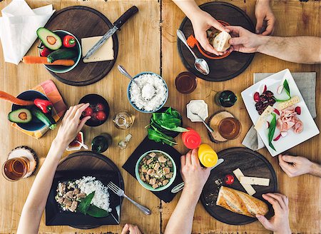 simsearch:400-09011310,k - Top view, Group of people sitting at the wooden table having meal Fotografie stock - Microstock e Abbonamento, Codice: 400-09062576