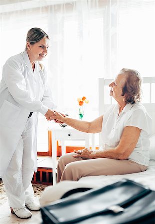 simsearch:400-04811586,k - Providing care and support for elderly. Doctor visiting elderly patient at home. Fotografie stock - Microstock e Abbonamento, Codice: 400-09062858