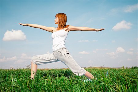 Young girl doing yoga in the park over blue sky Fotografie stock - Microstock e Abbonamento, Codice: 400-09063191
