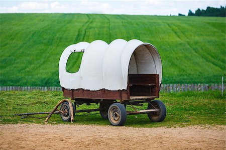 simsearch:400-05102252,k - Old covered wagon with white top against green grass field background. Stock Photo - Budget Royalty-Free & Subscription, Code: 400-09063702