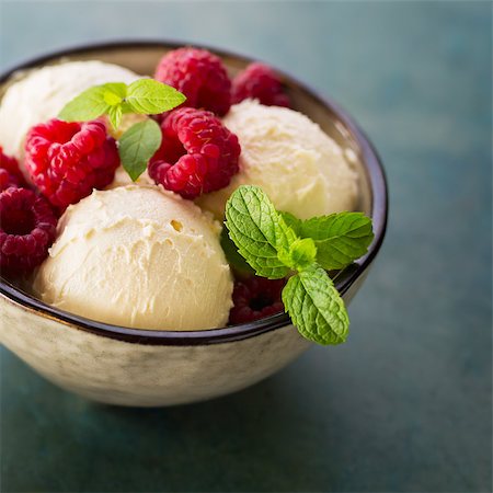 simsearch:400-06701009,k - Homemade organic ice cream with fresh raspberries and mint. Frozen yogurt. Foto de stock - Royalty-Free Super Valor e Assinatura, Número: 400-09063768