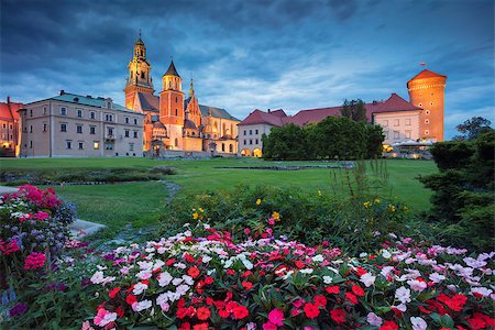 simsearch:400-05305595,k - Image of Wawel Castle in Krakow, Poland during twilight blue hour. Photographie de stock - Aubaine LD & Abonnement, Code: 400-09063849
