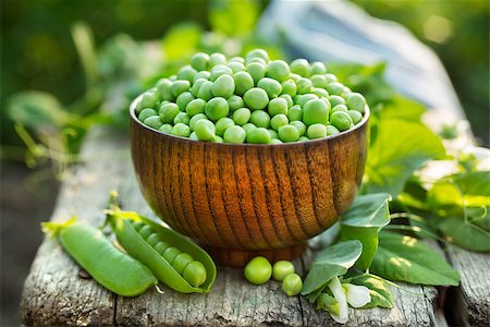 simsearch:400-05705062,k - Fresh green peas in a bowl in the open air. Healthy food. Photographie de stock - Aubaine LD & Abonnement, Code: 400-09063976
