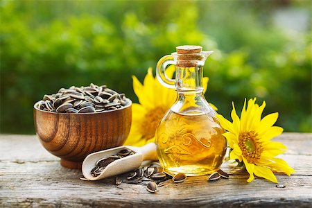 simsearch:400-04714958,k - Organic sunflower oil in a small glass jar with sunflower seeds and fresh flowers. Outdoors Foto de stock - Super Valor sin royalties y Suscripción, Código: 400-09063994