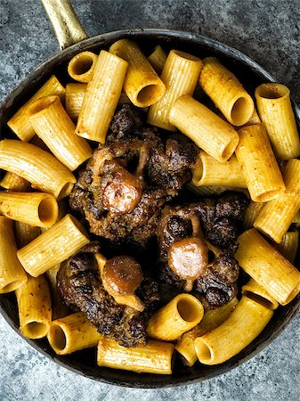 queue de boeuf - close up of a pan of rustic italian oxtail ragu pasta Photographie de stock - Aubaine LD & Abonnement, Code: 400-09070298