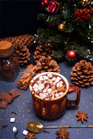 simsearch:400-08338397,k - hot chocolate with marshmallow slices in a brown ceramic mug on a black background and Christmas decor Photographie de stock - Aubaine LD & Abonnement, Code: 400-09084510