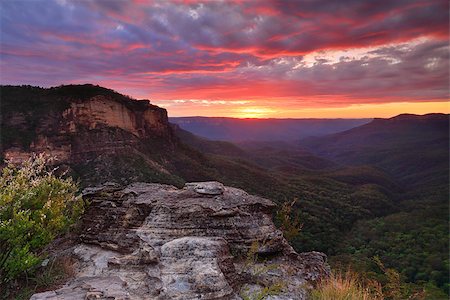 Views over the Jamison Balley as the first light of the still unrisen sun lights up the sky.  Location  Blue Mountains, Australia Foto de stock - Super Valor sin royalties y Suscripción, Código: 400-09084512