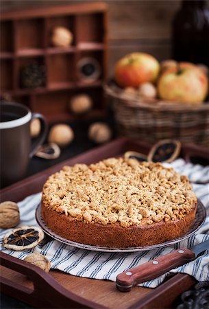 simsearch:400-06946823,k - Homemade apple cinnamon crumb coffee cake Fotografie stock - Microstock e Abbonamento, Codice: 400-09084581