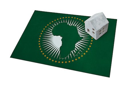 profugo (uomo e donna) - Small house on a flag - Living or migrating to African Union Fotografie stock - Microstock e Abbonamento, Codice: 400-09084955