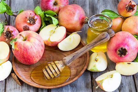 simsearch:400-09080023,k - Apples, pomegranate and honey - symbols of judaic holiday Rosh Hashana (Jewish New Year). Selective focus. Foto de stock - Royalty-Free Super Valor e Assinatura, Número: 400-09080021