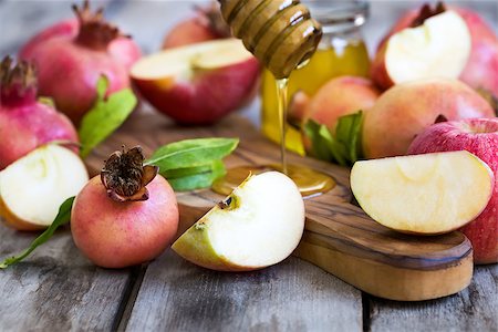 simsearch:400-09080023,k - Apples, pomegranate and honey - symbols of judaic holiday Rosh Hashana (Jewish New Year). Selective focus. Foto de stock - Royalty-Free Super Valor e Assinatura, Número: 400-09080023