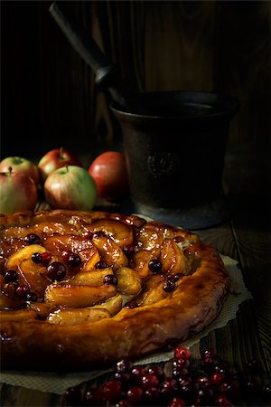 Apple pie tarte Tatin taken in low key Stockbilder - Microstock & Abonnement, Bildnummer: 400-09080234