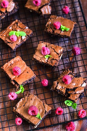 simsearch:400-04709493,k - Brownie squares decorated with fresh raspberry and mint leaves Stock Photo - Budget Royalty-Free & Subscription, Code: 400-09081304
