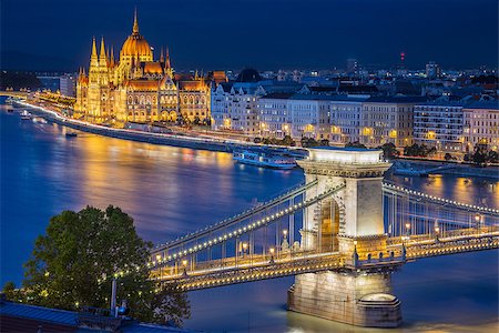 simsearch:400-08997230,k - Cityscape image of Budapest, capital city of Hungary, during twilight blue hour. Stock Photo - Budget Royalty-Free & Subscription, Code: 400-09082032