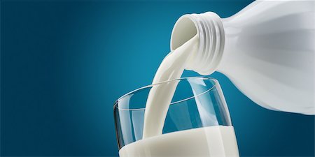 simsearch:400-09082204,k - Pouring fresh milk from a bottle into a glass: dairy and nutrition Foto de stock - Royalty-Free Super Valor e Assinatura, Número: 400-09082202