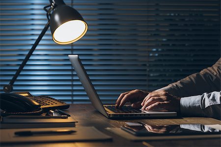 simsearch:400-09082260,k - Corporate businessman working at office desk with his laptop late at night: working overtime and deadlines concept Foto de stock - Super Valor sin royalties y Suscripción, Código: 400-09082220