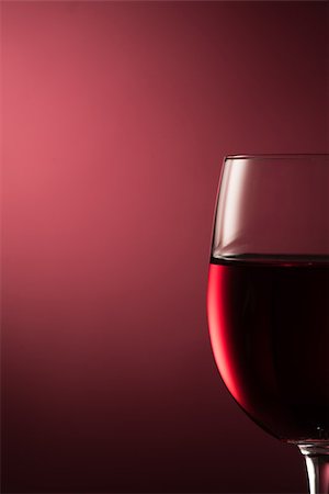 simsearch:400-04279337,k - Red wine in a wineglass on red background, wine tasting, luxury and celebration concept Foto de stock - Super Valor sin royalties y Suscripción, Código: 400-09082237