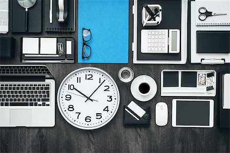 simsearch:400-09082260,k - Corporate business desktop with laptop, office accessories and a clock: business productivity and deadlines concept Foto de stock - Super Valor sin royalties y Suscripción, Código: 400-09082319