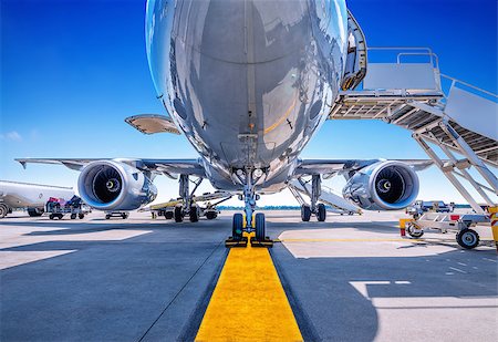aircraft gets prepared for take off Foto de stock - Super Valor sin royalties y Suscripción, Código: 400-09082626