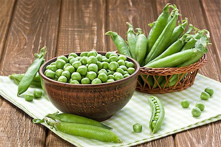 Green peas in ceramic bowl on wooden background Fotografie stock - Microstock e Abbonamento, Codice: 400-09082681