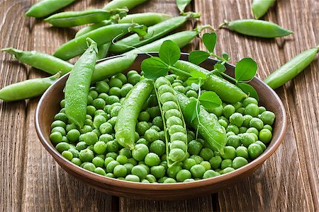 simsearch:400-06480358,k - Green peas in ceramic bowl on rustic wooden background Foto de stock - Super Valor sin royalties y Suscripción, Código: 400-09082682