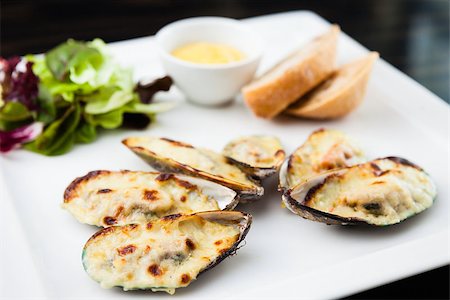 simsearch:400-05939167,k - Baked mussels au gratin with salad and sauce Photographie de stock - Aubaine LD & Abonnement, Code: 400-09083356