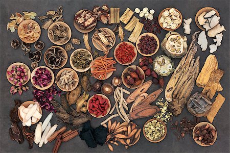 simsearch:400-06521200,k - Large selection of traditional chinese herbs used in alternative herbal medicine in wooden bowls and loose. Top view. Fotografie stock - Microstock e Abbonamento, Codice: 400-09083397