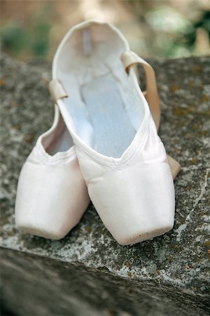 simsearch:400-09029135,k - Pink pointe shoes for a classical ballerina, close-up on concrete Stockbilder - Microstock & Abonnement, Bildnummer: 400-09083460