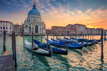 simsearch:400-08794882,k - Cityscape image of Grand Canal in Venice, with Santa Maria della Salute Basilica in the background. Photographie de stock - Aubaine LD & Abonnement, Code: 400-09083999