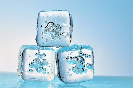 simsearch:696-03395678,k - frozen ice cubes isolated on glass Foto de stock - Super Valor sin royalties y Suscripción, Código: 400-09096790