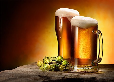 simsearch:400-05195371,k - Two glasses of beer and hops on the table Stockbilder - Microstock & Abonnement, Bildnummer: 400-09115137