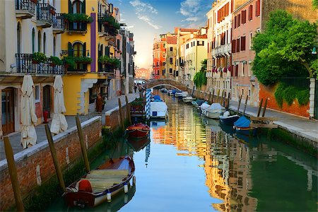 simsearch:400-07667007,k - Boats in narrow venetian water canal, Italy Photographie de stock - Aubaine LD & Abonnement, Code: 400-09115138