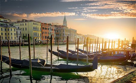 simsearch:400-07667007,k - Gondolas and architecture in Venice at sunset, Italy Photographie de stock - Aubaine LD & Abonnement, Code: 400-09116162