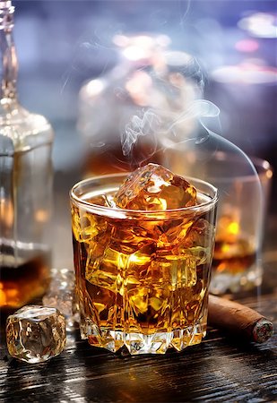 simsearch:400-07501524,k - Cigar on glass of whiskey with ice cubes Stock Photo - Budget Royalty-Free & Subscription, Code: 400-09116186