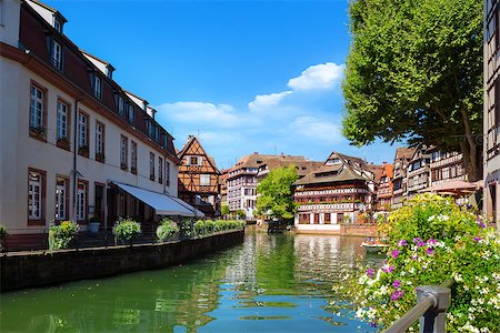 strasbourg - Picturesque district Petite France in Strasbourg, houses on river Foto de stock - Super Valor sin royalties y Suscripción, Código: 400-09116181