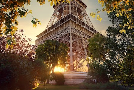 simsearch:400-09116178,k - Eiffel Tower in the autumn under gray sky, Paris Foto de stock - Royalty-Free Super Valor e Assinatura, Número: 400-09117764