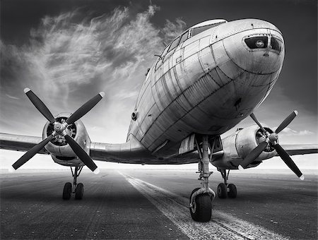 simsearch:400-04964402,k - historical aircraft on a runway is waiting for take off Foto de stock - Super Valor sin royalties y Suscripción, Código: 400-09119689